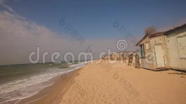 海岸上的建筑被毁，海边的<strong>秋意</strong>，沙滩上的波浪翻滚